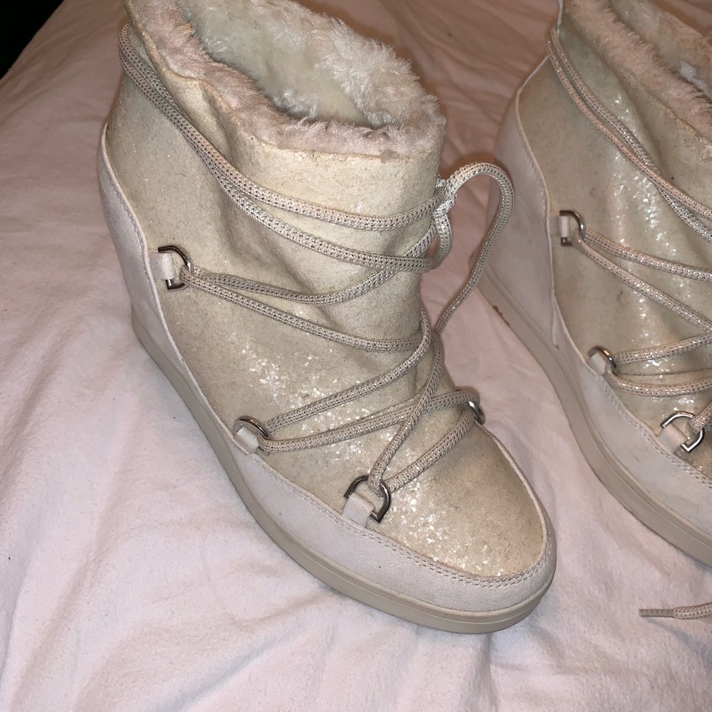 Juicy couture sparkle white wedge snowboot